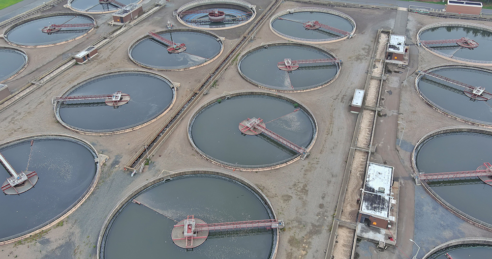 SafetyNet software provides a complete solution for handling two-way radio communications and alerts and monitoring the location of workers indoors and outside at a major water treatment plant, improving communication, safety and efficiency.